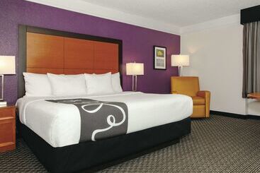 هتل La Quinta Inn & Suites By Wyndham Ontario Airport