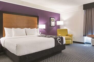 هتل La Quinta Inn & Suites By Wyndham Ontario Airport