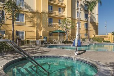 هتل La Quinta Inn & Suites By Wyndham Ontario Airport