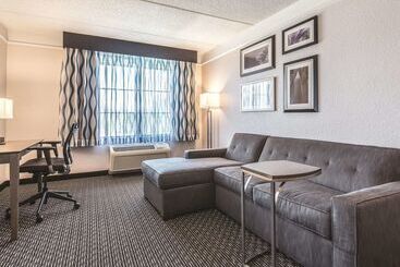 هتل La Quinta By Wyndham Orlando Lake Mary
