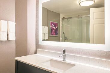 هتل La Quinta By Wyndham Phoenix Scottsdale