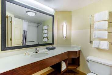 هتل La Quinta By Wyndham Raleigh Crabtree