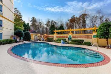 هتل La Quinta By Wyndham Raleigh Crabtree