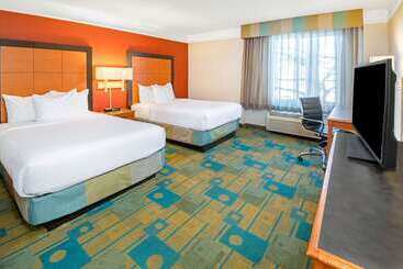 هتل La Quinta By Wyndham Sherman