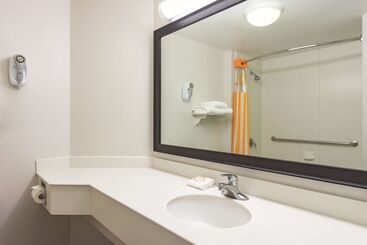 هتل La Quinta By Wyndham St. Louis Westport