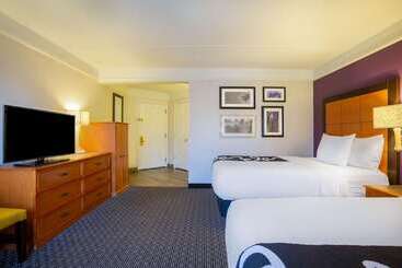 هتل La Quinta By Wyndham St. Louis Westport