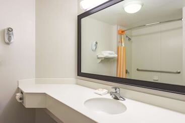 هتل La Quinta By Wyndham St. Louis Westport