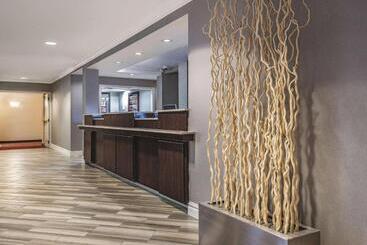 هتل La Quinta Inn & Suites By Wyndham University Area Chapel Hill