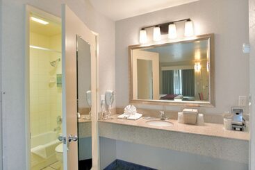 هتل Lamplighter Inn & Suites At Sdsu