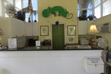 هتل Lemon Tree Inn Near Tin City