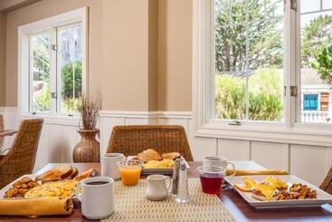 هتل Lighthouse Lodge & Cottages