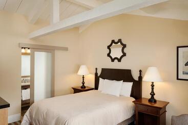 هتل Lighthouse Lodge & Cottages