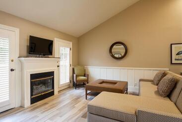هتل Lighthouse Lodge & Cottages