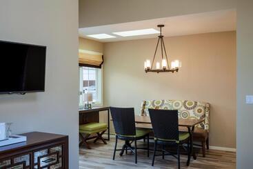 هتل Lighthouse Lodge & Cottages