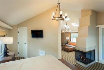 هتل Lighthouse Lodge & Cottages