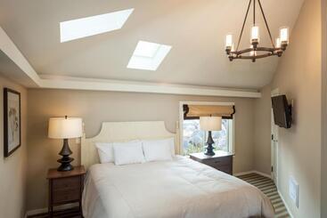 هتل Lighthouse Lodge & Cottages