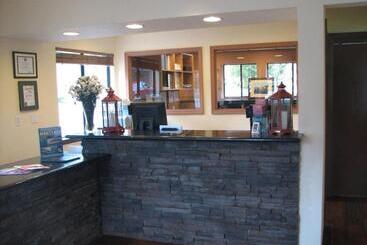 هتل Lighthouse Lodge & Cottages