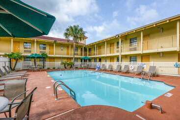 هتل Quality Inn & Suites North Charleston  Ashley Phosphate