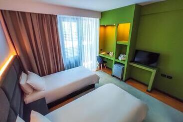 Dim S Hotel & Restaurant