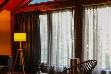 Dim S Hotel & Restaurant