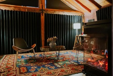 Dim S Hotel & Restaurant