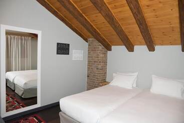 Dim S Hotel & Restaurant