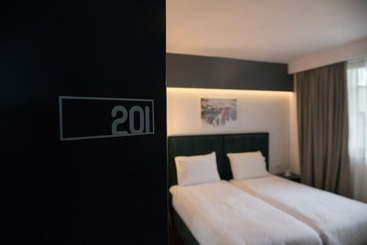 Dim S Hotel & Restaurant