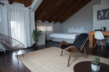 Dim S Hotel & Restaurant