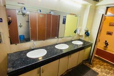 هتل Homestay Ac Dormitory