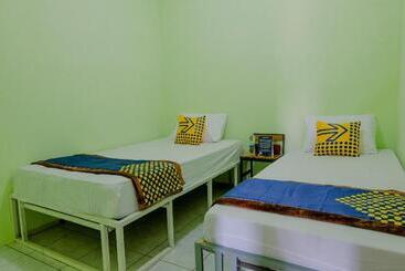 هتل Spot On 2081 Sriwijaya Family Residence