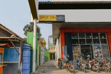 هتل Spot On 2081 Sriwijaya Family Residence