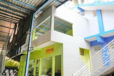 هتل Spot On 2081 Sriwijaya Family Residence