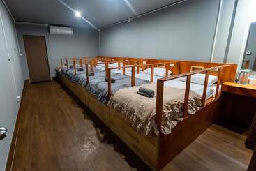 هتل Aladdin Guesthouse