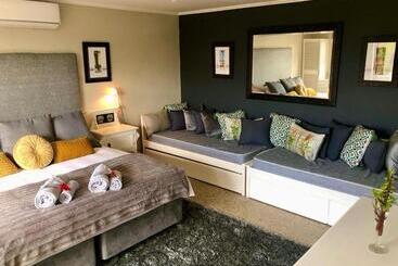 پانسیون Bakenhof Winelands Lodge