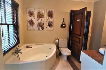 پانسیون Bakenhof Winelands Lodge