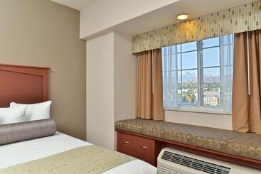 هتل Best Western Plus Peak Vista Inn & Suites