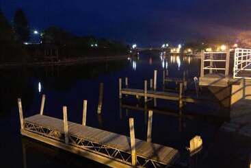 هتل Manistee Inn & Marina