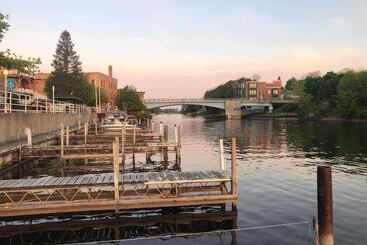هتل Manistee Inn & Marina