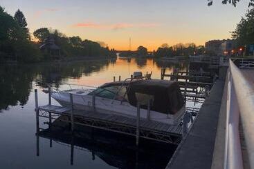هتل Manistee Inn & Marina