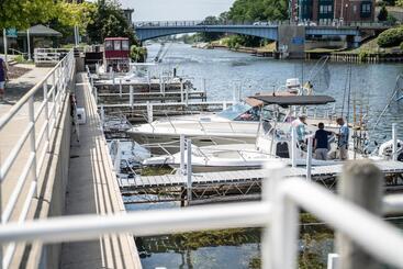 هتل Manistee Inn & Marina