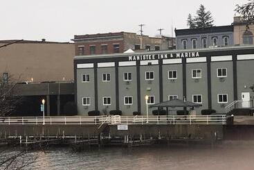 هتل Manistee Inn & Marina