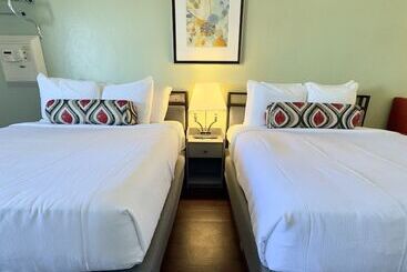 هتل Marina Village Inn