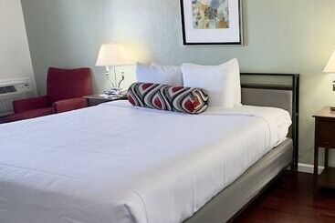 هتل Marina Village Inn