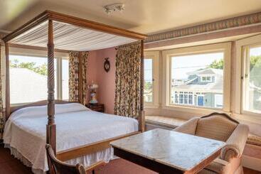 هتل Martine Inn