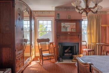 هتل Martine Inn