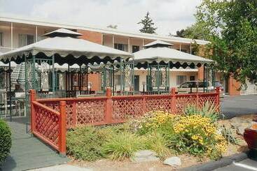 هتل Meadow Court Inn  Ithaca