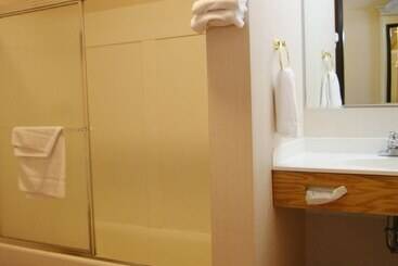 هتل Meadow Court Inn  Ithaca