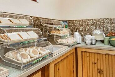 هتل Quality Inn & Suites At Dollywood Lane