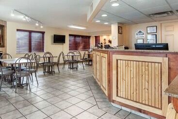 هتل Quality Inn & Suites At Dollywood Lane