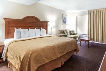 هتل Quality Inn & Suites At Dollywood Lane